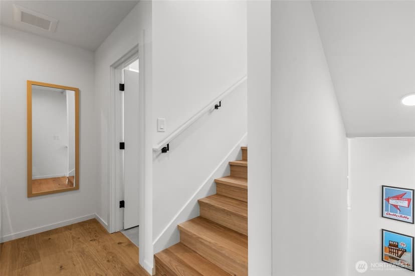 Property photo for 637 13th Avenue E, Seattle photo 18