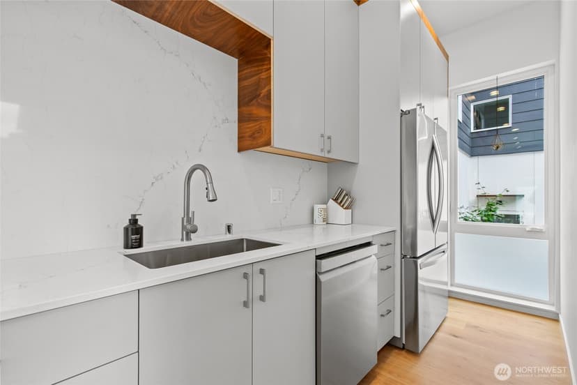 Property photo for 637 13th Avenue E, Seattle photo 14