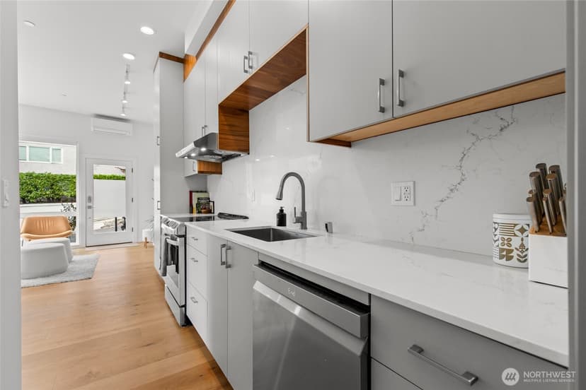 Property photo for 637 13th Avenue E, Seattle photo 15