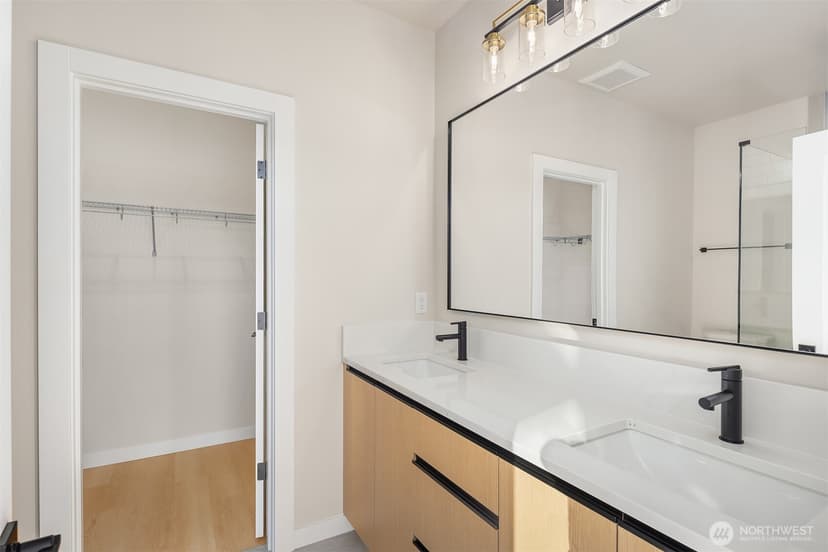 Property photo for 3842 Linden Avenue N, Seattle photo 11