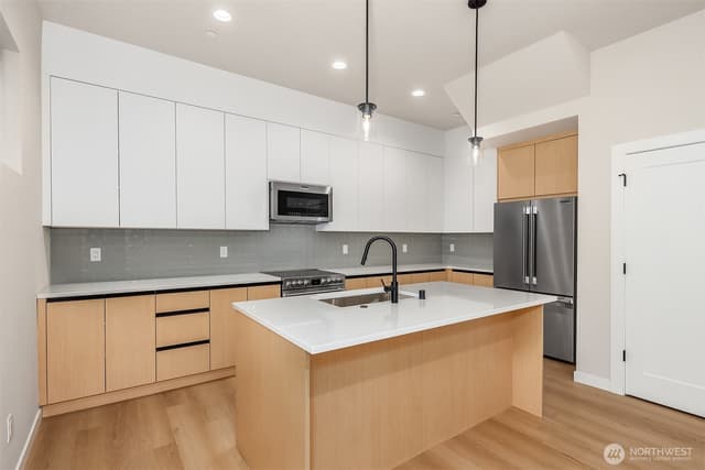 Property photo for 3842 Linden Avenue N, Seattle photo 4