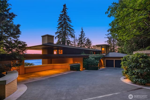 Property photo for 415 Shoreland Drive SE, Bellevue photo 2