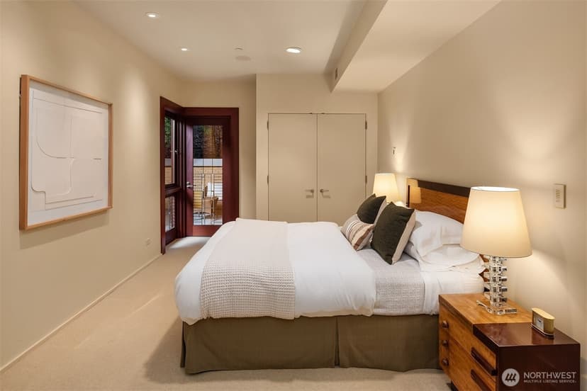 Property photo for 415 Shoreland Drive SE, Bellevue photo 19