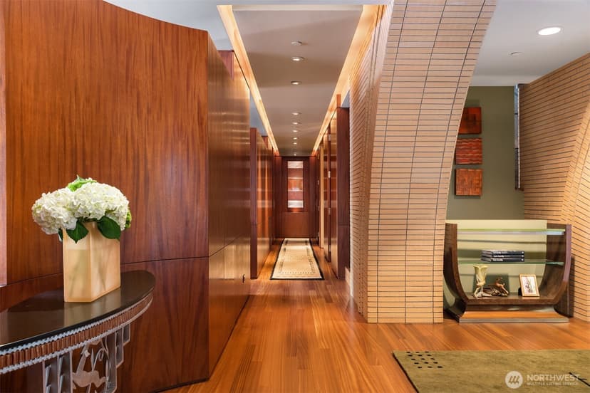 Property photo for 415 Shoreland Drive SE, Bellevue photo 7