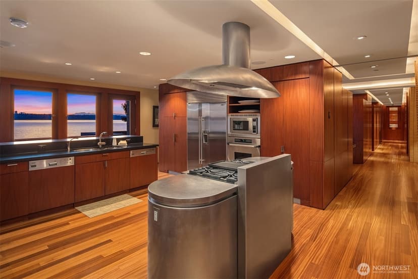 Property photo for 415 Shoreland Drive SE, Bellevue photo 15