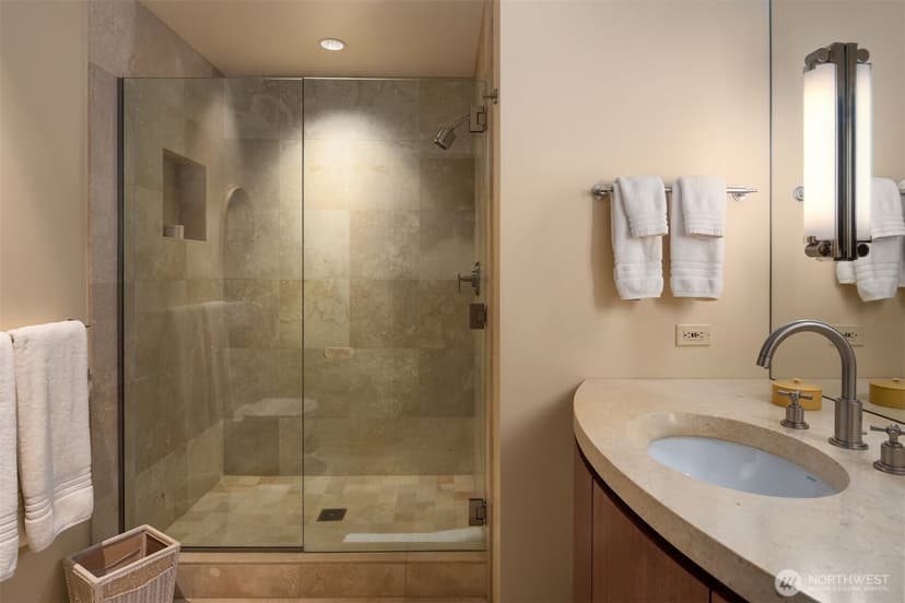 Property photo for 415 Shoreland Drive SE, Bellevue photo 20