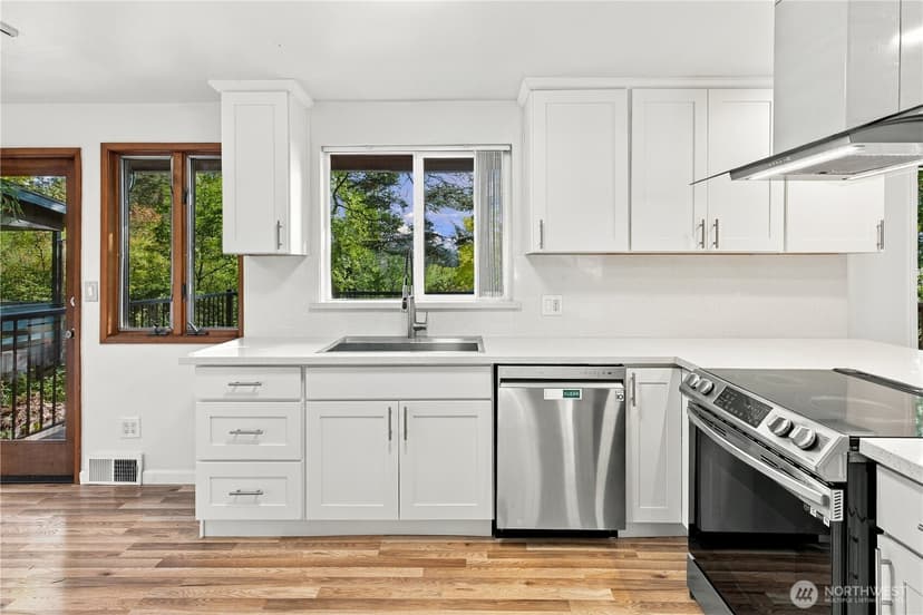 Property photo for 11018 27th Avenue NE, Seattle photo 8
