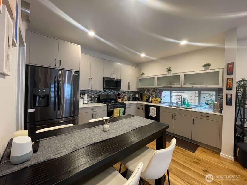 Property photo for 8527 Interlake Avenue N, Seattle photo 6