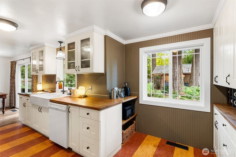 Property photo for 16025 NE 27th Street, Bellevue photo 6