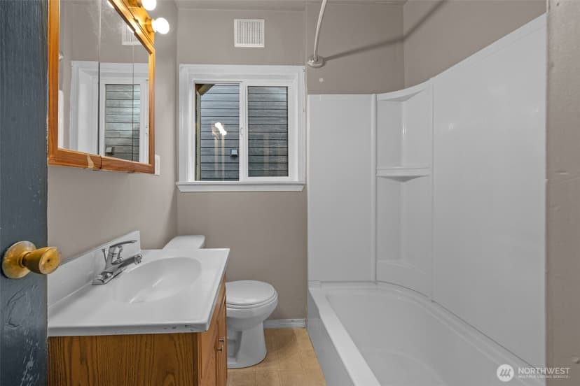 Property photo for 3005 3rd Avenue W, Seattle photo 10