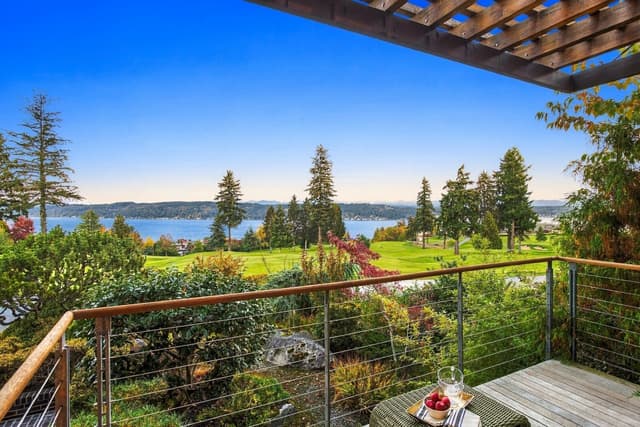 Property photo for 8229 Lakemont Drive NE, Seattle photo 2