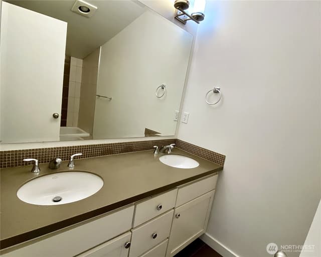 Property photo for 662 NE 40th Street, Seattle photo 4