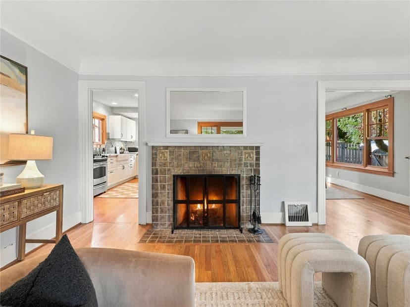 Property photo for 4237 2nd Avenue NE, Seattle photo 5