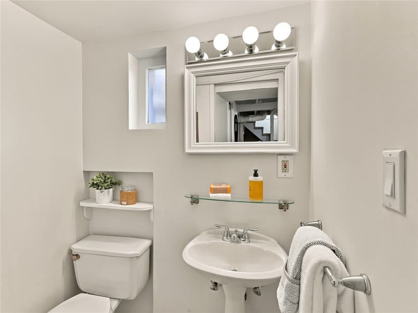 Property photo for 4237 2nd Avenue NE, Seattle photo 28