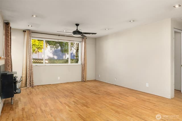 Property photo for 14048 75th Avenue NE, Kirkland photo 4