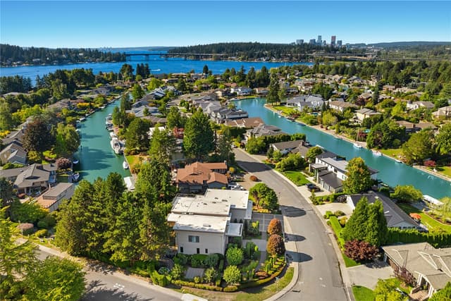 Property photo for 2 Crescent Key SE, Bellevue photo 2