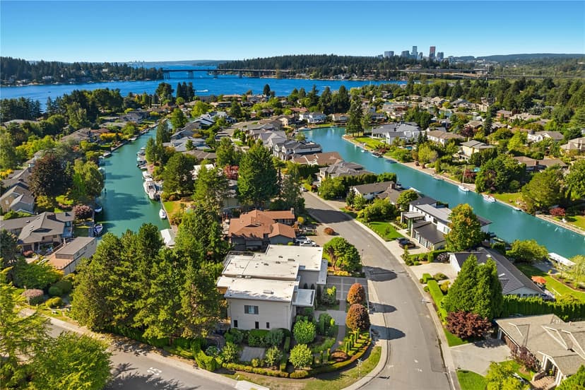 Property photo for 2 Crescent Key SE, Bellevue photo 2