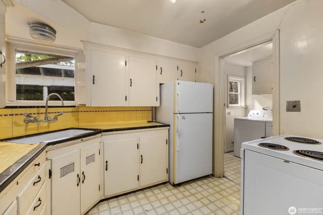 Property photo for 9525 7th Avenue NW, Seattle photo 3