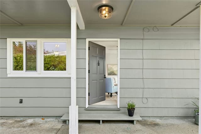 Property photo for 670 Dayton Avenue NE, Renton photo 3