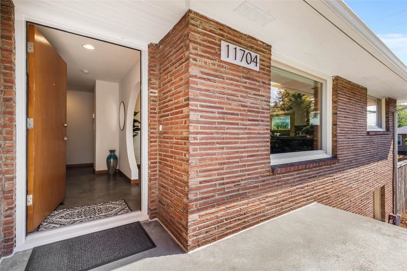 Property photo for 11704 Palatine Avenue N, Seattle photo 4
