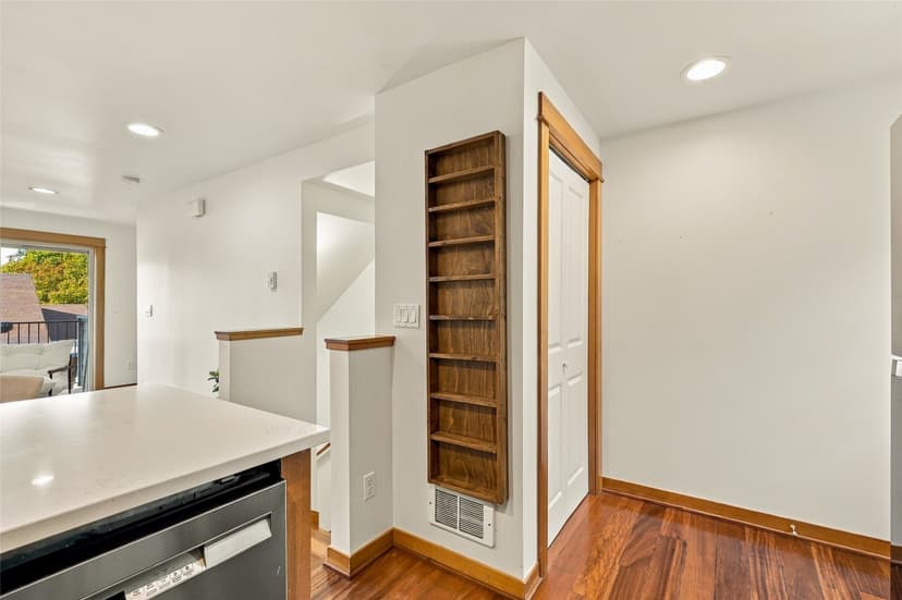 Property photo for 9243 35th Ave SW #B, Seattle photo 15