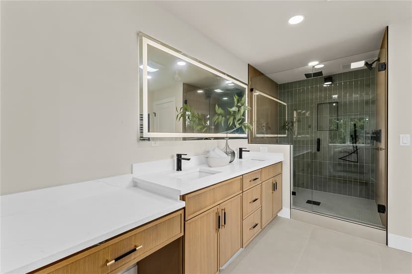 Property photo for 11709 Roosevelt Way NE, Seattle photo 26