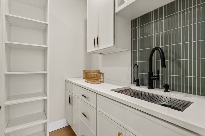Property photo for 11709 Roosevelt Way NE, Seattle photo 15