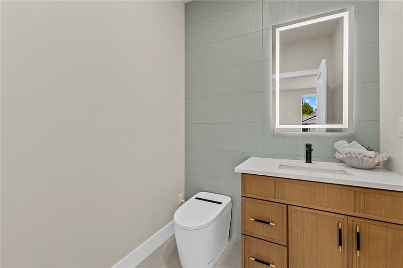 Property photo for 11709 Roosevelt Way NE, Seattle photo 14