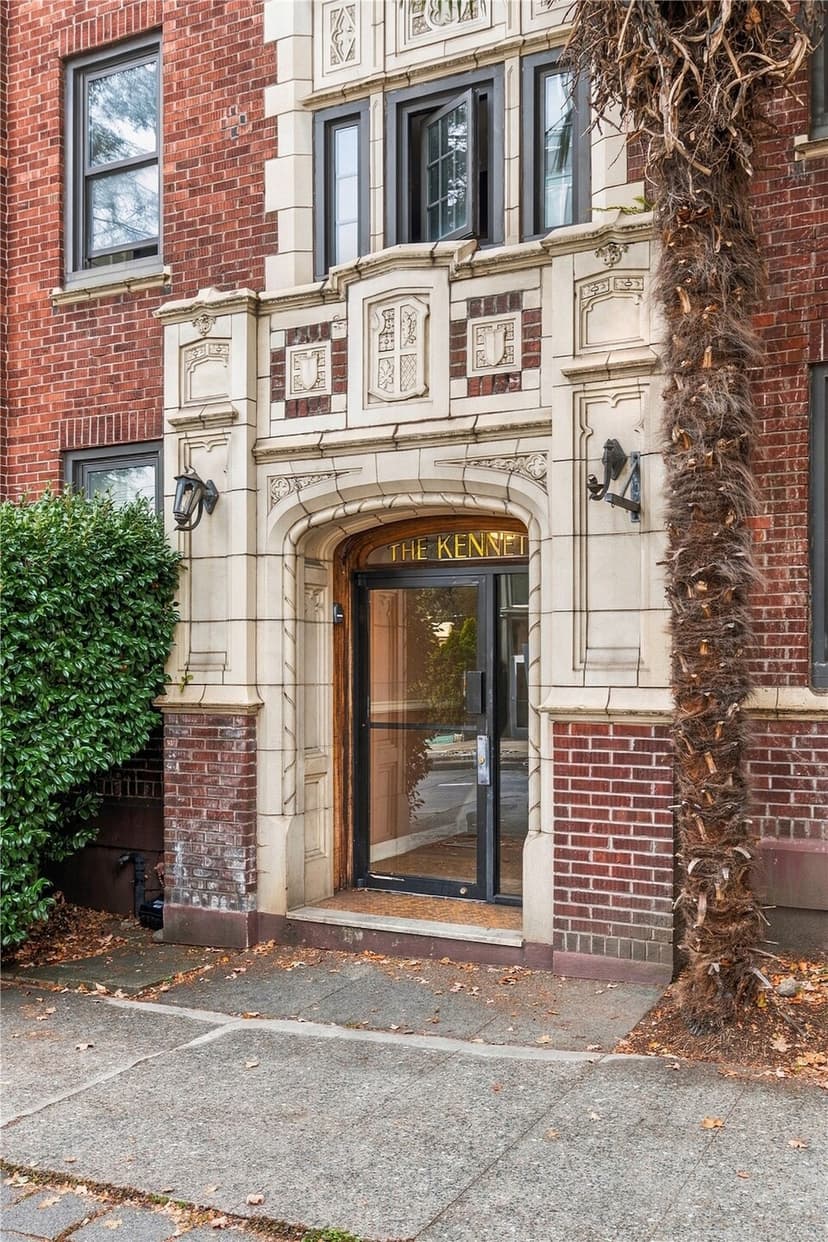 Property photo for 307 Queen Anne Avenue N, Seattle photo 11