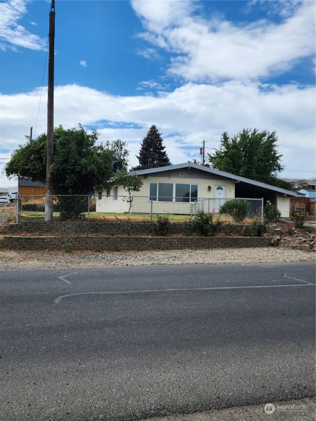 Property photo for 315 E 7th, Warden photo 2
