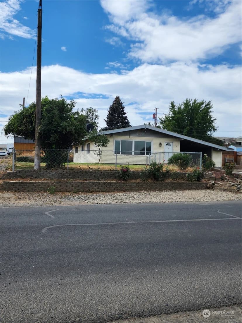 Property photo for 315 E 7th, Warden photo 2