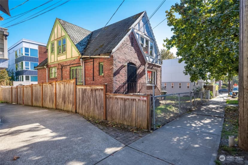 Property photo for 324 25th Avenue S, Seattle