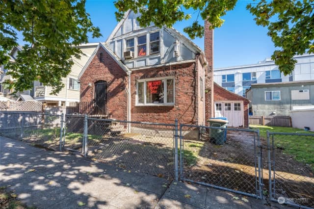 Property photo for 324 25th Avenue S, Seattle photo 2