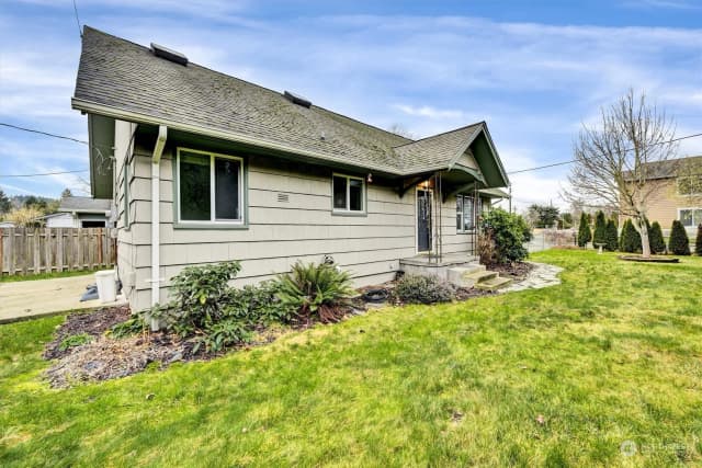Property photo for 1706 E Pioneer Way, Puyallup photo 2
