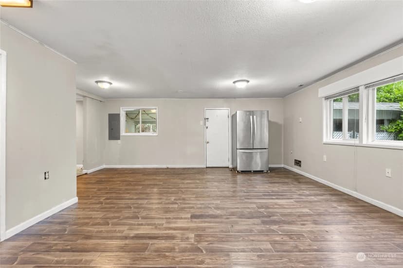 Property photo for 12624 Glenwood Avenue Sw, Lakewood photo 21