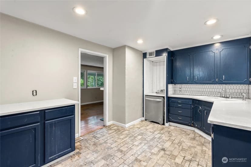 Property photo for 12624 Glenwood Avenue Sw, Lakewood photo 10