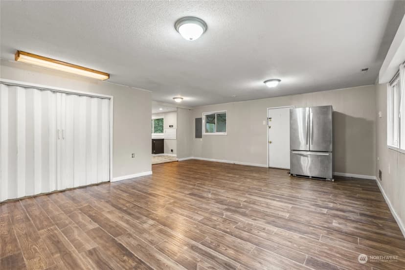 Property photo for 12624 Glenwood Avenue Sw, Lakewood photo 20