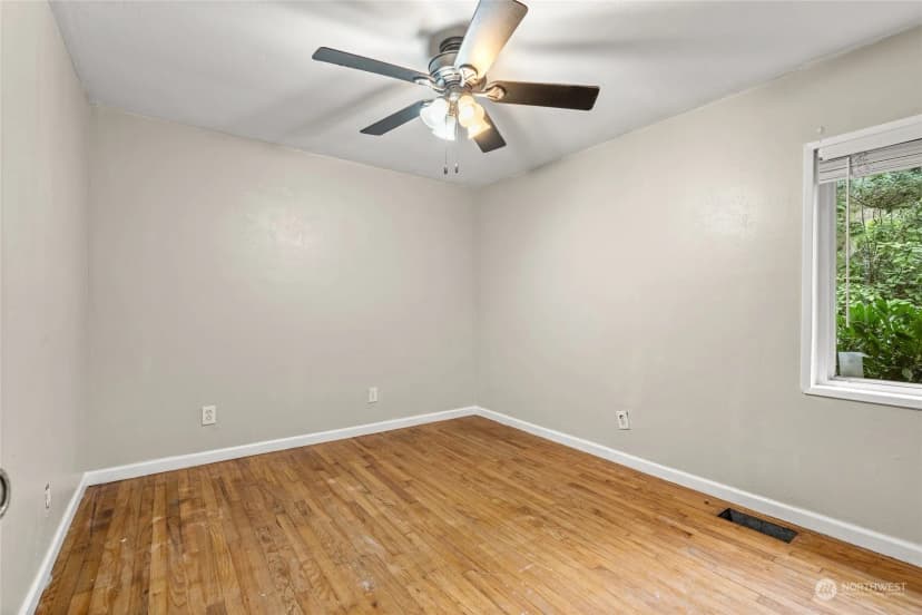 Property photo for 12624 Glenwood Avenue Sw, Lakewood photo 17