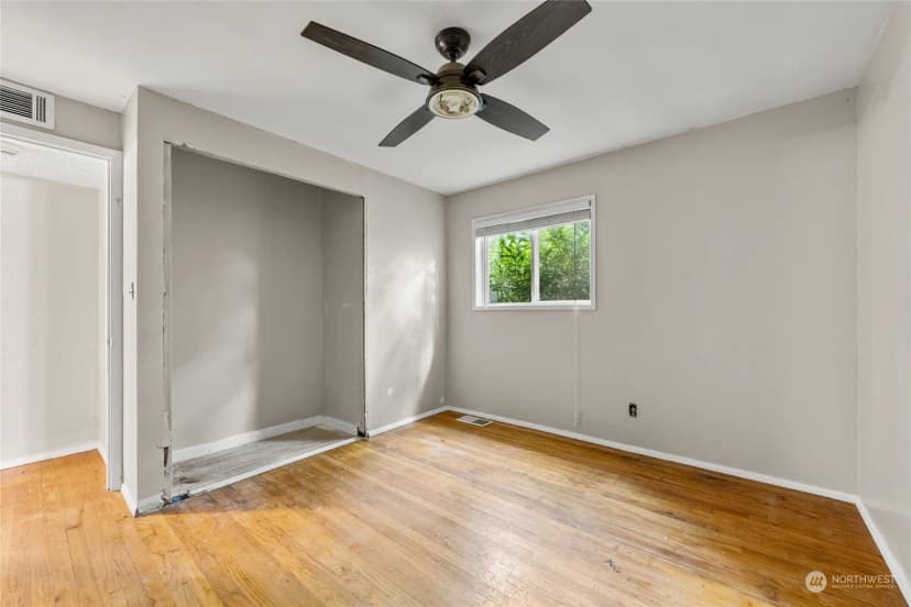 Property photo for 12624 Glenwood Avenue Sw, Lakewood photo 14