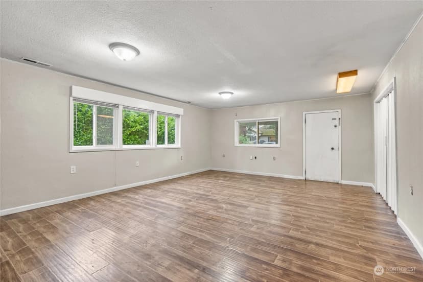 Property photo for 12624 Glenwood Avenue Sw, Lakewood photo 22