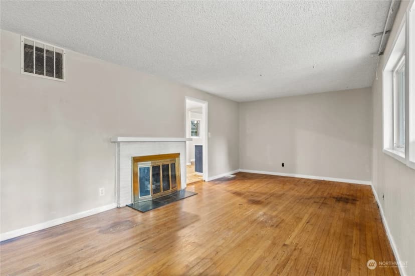 Property photo for 12624 Glenwood Avenue Sw, Lakewood photo 8