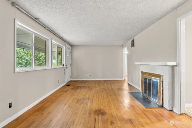 Property photo for 12624 Glenwood Avenue Sw, Lakewood photo 5