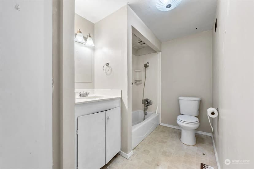Property photo for 12624 Glenwood Avenue Sw, Lakewood photo 19