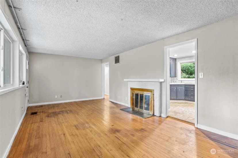 Property photo for 12624 Glenwood Avenue Sw, Lakewood photo 9