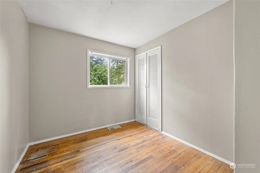 Property photo for 12624 Glenwood Avenue Sw, Lakewood photo 18