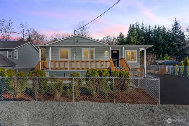 Property photo for 6968 24th Avenue Sw, Seattle photo 2