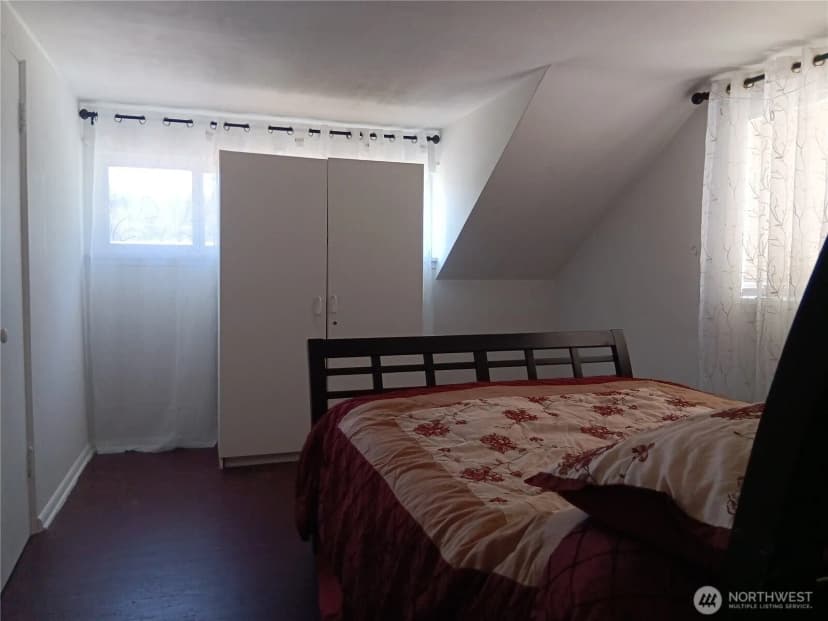 Property photo for 522 Ne 127th Street, Seattle photo 9