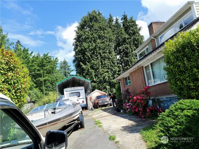 Property photo for 522 Ne 127th Street, Seattle photo 3