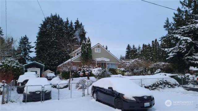 Property photo for 522 Ne 127th Street, Seattle photo 2