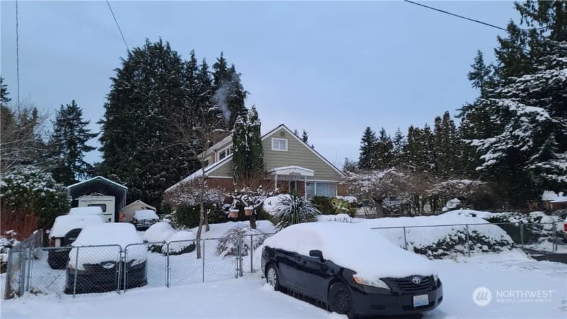 Property photo for 522 Ne 127th Street, Seattle photo 2